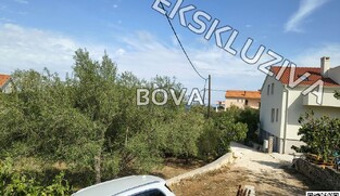 Građevinsko zemlji&scaron;te 550 m2 &ndash; Preko *Drugi red do mora* (ID-2609/E)