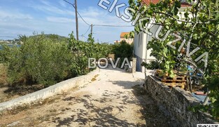 Građevinsko zemlji&scaron;te 550 m2 &ndash; Preko *Drugi red do mora* (ID-2609/E)